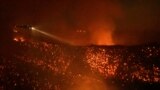 در مراسم افتتاح جشن ندام در مغولستان، جان کری تیری از کمان پرت می کند. این جشنواره شامل مسابقاتی چون اسب سواری تیراندازی با کمان و کشتی مغولی است.