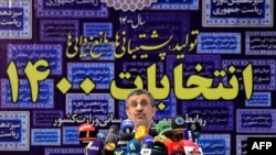 احمدی‌نژاد پس از ثبت‌نام برای حضور در انتخابات در وزارت کشور