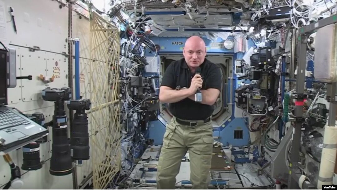 Astronot NASA, Scott Kelly di dalam stasiun antariksa internasional atau ISS (foto: dok).