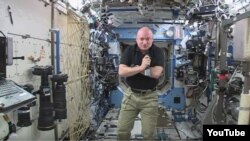 Astronot NASA, Scott Kelly di dalam stasiun antariksa internasional atau ISS (foto: dok).