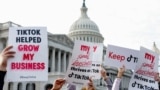 Para kreator TikTok menggelar konferensi pers untuk menyuarakan penolakan mereka terhadap kemungkinan pelarangan TikTok di Gedung Kongres AS, Washington DC (foto: dok). REUTERS/Evelyn Hockstein