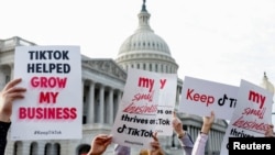 Para kreator TikTok menggelar konferensi pers untuk menyuarakan penolakan mereka terhadap kemungkinan pelarangan TikTok di Gedung Kongres AS, Washington DC (foto: dok). REUTERS/Evelyn Hockstein