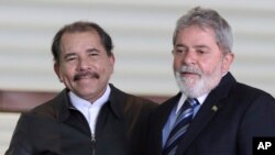 ARCHIVO – El presidente nicaragüense Daniel Ortega, izquierda, saluda al presidente brasileño Luiz Inácio Lula da Silva el 28 de julio de 2010, en el palacio de Itamaraty, en Brasilia, Brasil. 