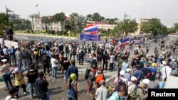 Demonstran anti-pemerintah Thailand berkumpul di sekitar kantor Pemerintahan di Bangkok (3/12).