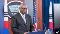 El secretario de Defensa de EEUU Lloyd Austin sonríe durante una conferencia de prensa con su homólogo surcoreano Kim Yong Hyun en el Pentágono, en Washington, el miércoles 30 de octubre de 2024. (AP Foto/Kevin Wolf).