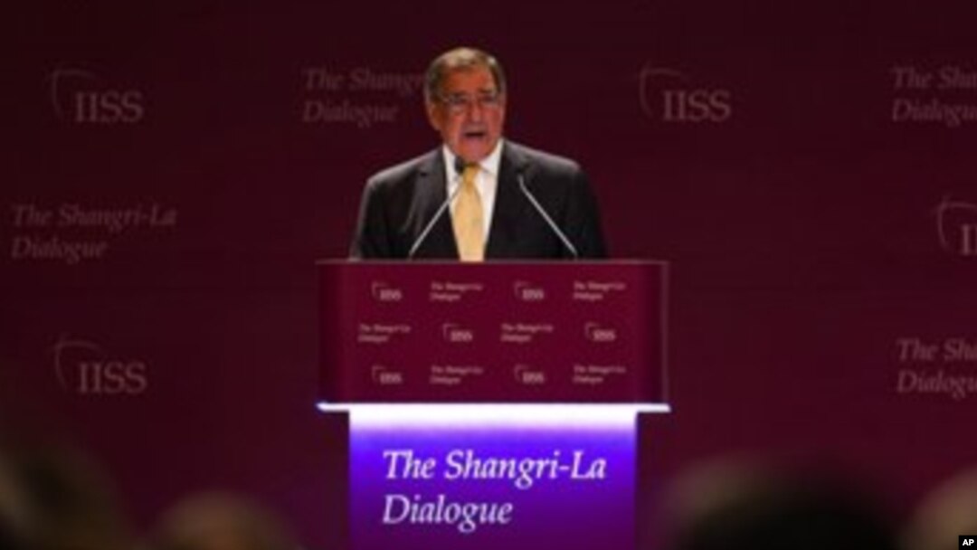 Menteri Pertahanan AS Leon Panetta berpidato pada pembukaan KTT Keamanan Asia ke-11 di Singapura (2/6).