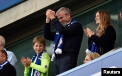 Pemilik Chelsea Roman Abramovich memuji para penggemar setelah memenangkan Liga Premier. (Foto: Reuters)