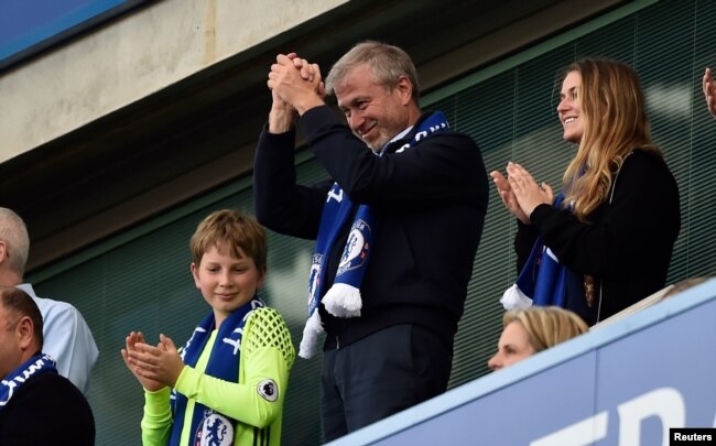 Pemilik Chelsea Roman Abramovich memuji para penggemar setelah memenangkan Liga Premier. (Foto: Reuters)