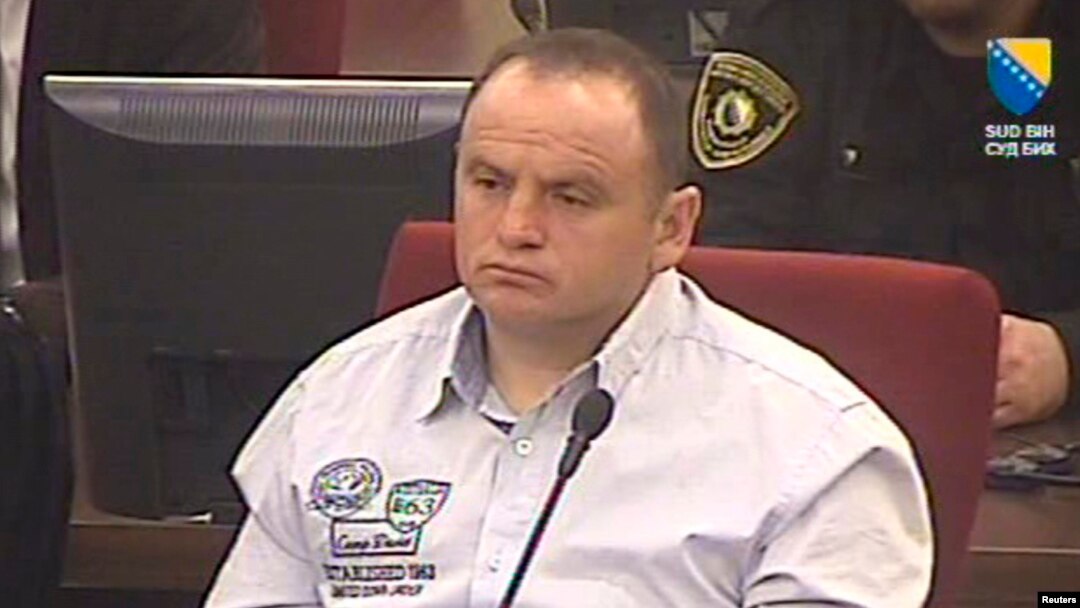 Veselin Vlahovic, warga Montenegro saat mendengarkan putusan Mahkamah Kejahatan Perang Bosnia (29/3). Mahkamah menjatuhkan hukuman 45 tahun penjara atas kejahatan yang dilakukan mantan anggota pasukan paramiliter Serbia Bosnia ini saat berlangsungnya perang tahun 1992-1995.