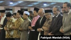 Presiden Afghanistan Ashraf Ghani Ahmadzai sholat berjamaah usai bertemu dengan tokoh-tokoh Islam di Indonesia pada Kamis (6/4) di Masjid Istiqlal, Jakarta. (VOA/ Fathiyah Wardah).