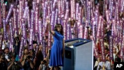 Durante su participación Michelle Obama hizo referencias a su crianza, a la de sus hijas y a su matrimonio.