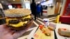 ARCHIVO - Una hamburguesa cuarto de libra doble de McDonald's, el 6 de marzo de 2018, en Atlanta. (AP Foto/Mike Stewart, Archivo).