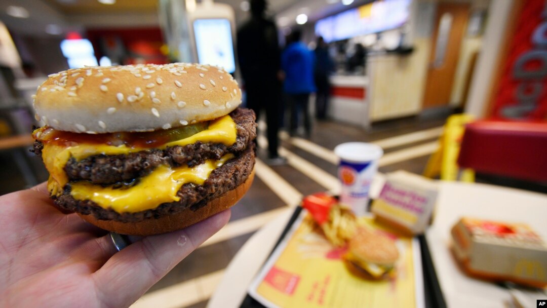 ARCHIVO - Una hamburguesa cuarto de libra doble de McDonald's, el 6 de marzo de 2018, en Atlanta. (AP Foto/Mike Stewart, Archivo).