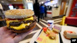 ARCHIVO - Una hamburguesa cuarto de libra doble de McDonald's, el 6 de marzo de 2018, en Atlanta. (AP Foto/Mike Stewart, Archivo).