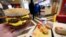ARCHIVO - Una hamburguesa cuarto de libra doble de McDonald's, el 6 de marzo de 2018, en Atlanta. (AP Foto/Mike Stewart, Archivo).