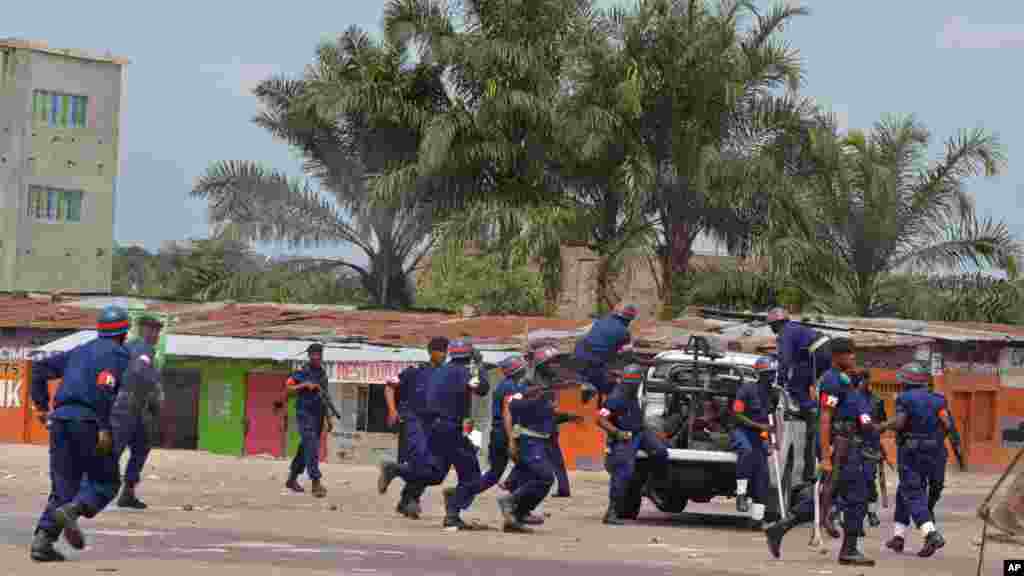 La police a été déployée sur une route principale pour bloquer des manifestants qui brûlent des pneus pour protester contre une loi qui pourrait retarder les élections qui se tiendra en 2016, à Kinshasa, République démocratique du Congo, le 19 janvier 2015.