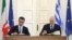 El canciller italiano, Luigi Di Maio, y su homólogo griego, Nikos Dendias, firman el tratado en la sede del ministerio de Exteriores, en Atenas, Grecia.
