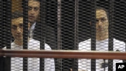 두 아들과 함께 법정에 선 호스니 무바라크 이집트 전 대통령