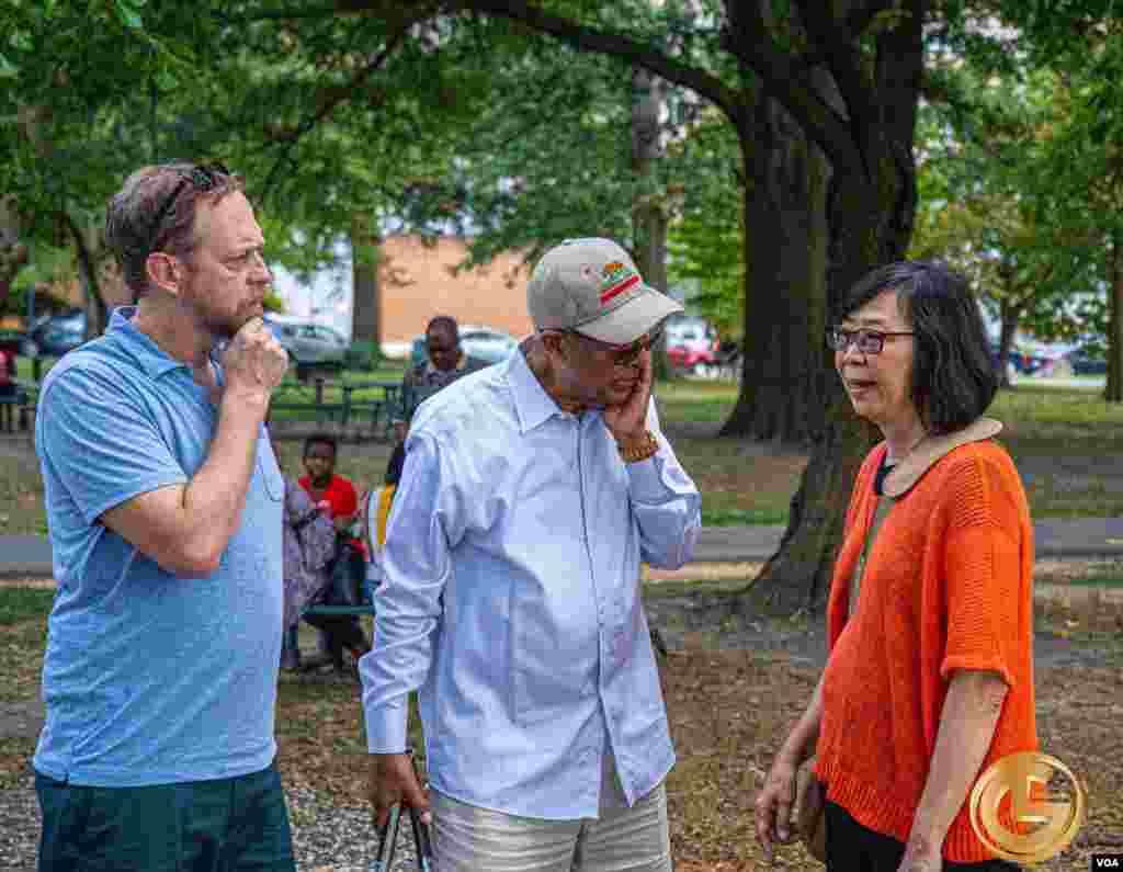 Ma&#39;aikatan Muryar Amurka da iyalansu a filin Quincy Park dake jihar Virginia.