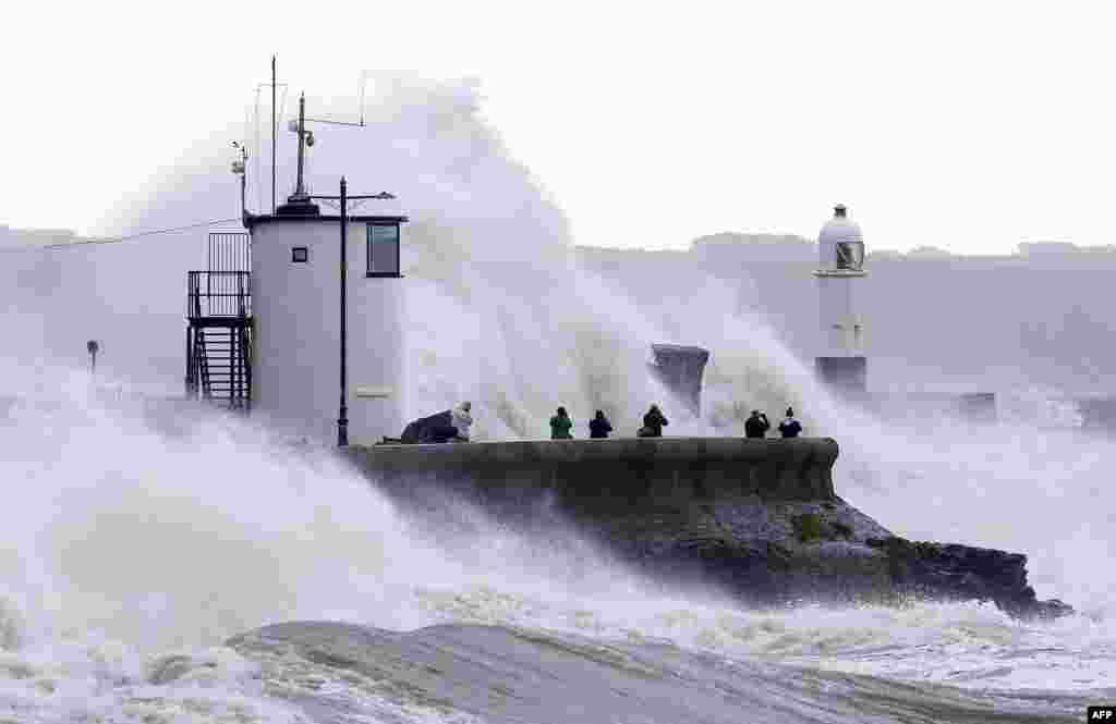 영국에서 태풍 엘렌의 영향으로 호우주의보가 내려진 가운데 서부 해안에서 높은 파도가 일고 있다.