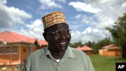 Le Kényan Malik Obama dans son village à Kogelo, pose pour la télévision américaine, le 4 novembre 2012.