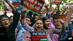 Activists of various Indian Muslim groups shout slogans against Indian prime minister Narendra Modi during a protest against the killing of a Muslim farmer, in New Delhi, India, Oct. 6, 2015.