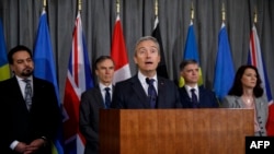 وزیر خارجه کانادا و مقامات اوکراین، افغانستان، سوئد و بریتانیا که شهروندان‌شان از مسافران هواپیمای سقوط کرده در ایران بودند. 