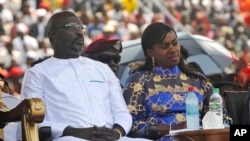 Le nouveau président du Liberia George Weah, à gauche, et son épouse, Clar Weah, à droite, lors de sa cérémonie d'investiture à Monrovia, Liberia, 22 janvier 2018.