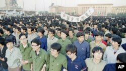 Chinese students link arms in solidarity at dawn in Tiananmen Square in Beijing, April 22, 1989. 