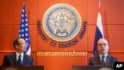 Wakil Menteri Luar Negeri Amerika untuk Urusan Asia Timur dan Pasifik, Daniel Russel, kanan, dan Sekretaris Tetap Kementerian Luar Negeri Thailand Apichart Chinwanno dalam konferensi pers gabungan di Bangkok, Thailand, 16 Desember 2015.