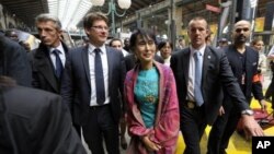 缅甸民运领袖昂山素季六月二十六日抵达巴黎北站