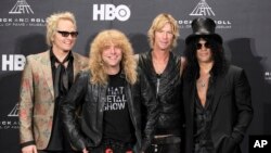 Matt Sorum (izq.), Steven Adler, Duff McKagan y Slash después del ingreso de Guns N' Roses al Salón de la Fama del Rock and Roll, en abril de 2012.