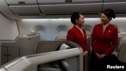 Tiếp viên hàng không Cathay Pacific.