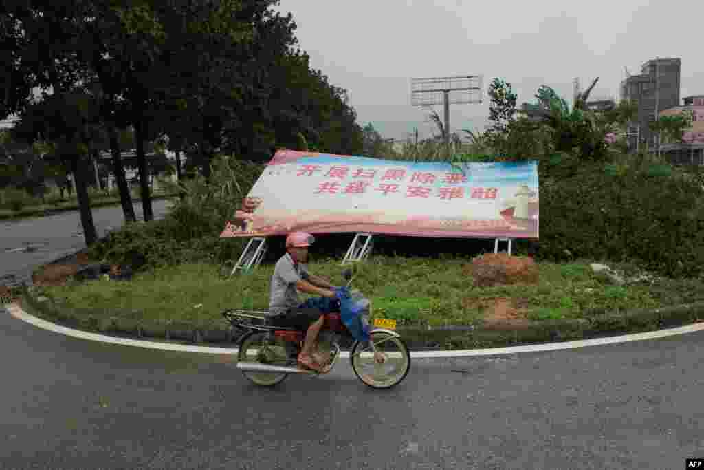 2018年9月17日台风山竹袭击中国广东省的阳江之后，一名男子驾驶摩托车驶过被风刮歪的宣传牌，上面写着&ldquo;开展扫黑除恶，共建平安雅韶&rdquo;。图特图片显示，&ldquo;广东海洋大学&rdquo;校名的立体大字，一部分被吹走，变成了厂东母羊大学；&ldquo;深圳市人民法院&rdquo;牌子上的法字被刮下来，这被自称&ldquo;《环球时报》认证的&lsquo;反华记者&rsquo;&rdquo;的苏雨桐评价为：&ldquo;多么准确的定点清除&rdquo;。还有网上视频显示，高悬的大型宣传牌被刮倒，砸到了人。此外也有附带图片的推文说：&ldquo;深圳大梅沙海边的&lsquo;天长地久&rsquo;石，是深圳婚纱照的必拍点。 经台风&lsquo;​山竹&rsquo;肆虐后，海未枯，石已烂！&rdquo;