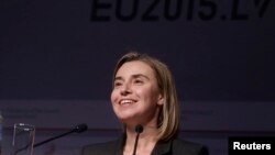 Ketua Kebijakan Luar Negeri Uni Eropa, Federica Mogherini, dalam konferensi pers di Riga (6/3). (Reuters/Ints Kalnins)