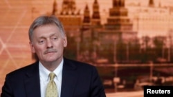 Kremlin spokesman Dmitry Peskov listens during Russian President Vladimir Putin's annual end-of-year news conference in Moscow, Russia December 19, 2019. REUTERS/Evgenia Novozhenina