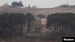한국 쪽에서 바라본 북한군 경계초소