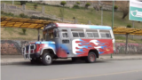 Un antiguo bus se transforma en una galería de arte