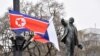 러시아 블라디보스토크의 한 거리에 러시아와 북한의 국기가 휘날리고 있다.