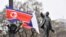 Bendera Rusia dan Korea Utara berkibar di jalan dekat monumen pendiri Soviet, Vladimir Lenin, saat kunjungan pemimpin Korea Utara Kim Jong Un ke Vladivostok, Rusia, 25 April 2019. (Foto: Yuri Maltsev/Reuters, arsip foto)