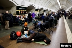 Orang-orang berlindung di stasiun metro selama peringatan serangan udara, di tengah serangan Rusia terhadap Ukraina, di Kyiv, Ukraina, 25 Desember 2024. (Thomas Peter/REUTERS)