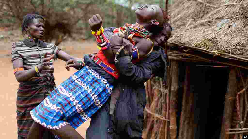 Une jeune kényane mariée sans son accord avec un homme habitant à plus de 80 km de son domicile familial. Les hommes de la famille viennent chercher la jeune mariée pour l'emmener de force vers son mari.