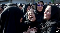 Keluarga korban serangan teror yang diduga dilakukan oleh Gerakan Perjuangan Arab bagi Pembebasan Ahwaz (ASMLA) di Kota Ahvaz, Iran, 24 September 2018. 