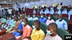 Siswa yang diculik dari Government Science College Kagara duduk di aula konferensi negara setelah dibebaskan di Minna, Negara Bagian Niger, Nigeria tengah, pada 27 Februari 2021. (Foto: AFP)