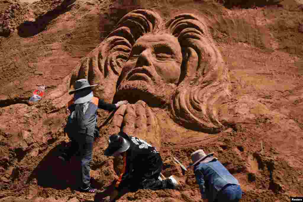 Entre las obras, destaca un rostro de Cristo de unos tres metros de altura. También la del Arca de Noé, otras de animales, faraones o pasajes de la Pasión de Cristo.