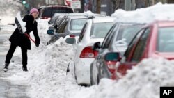 Las escuelas públicas y el gobierno federal permaneció cerrado el martes debido a la tormenta invernal.