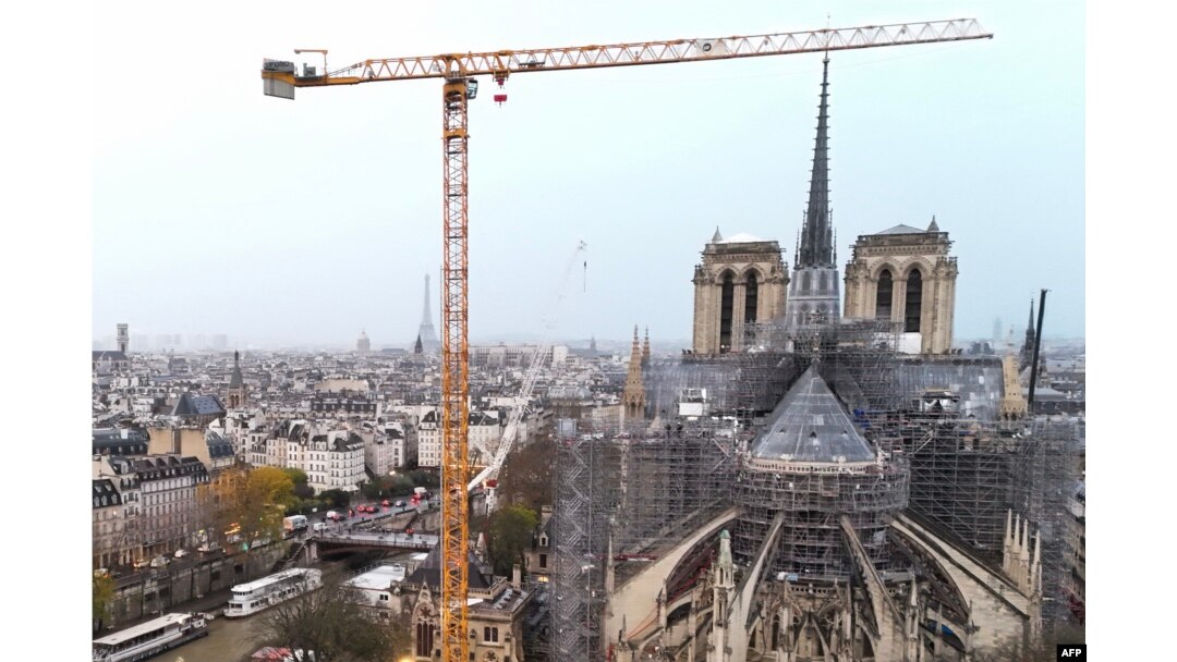 Notre Dame Katedralinin etrafındaki iskele- 25 Kasım 2024.