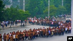 교문을 나서 작업장으로 향하는 김일성 종합대학 학생들