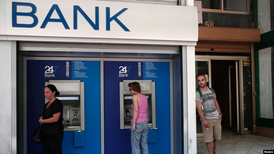 Warga melakukan transaksi di ATM di Athena, Yunani. (Foto: Dok)