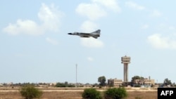 Un avion militaire décolle depuis la ville portuaire de Misrata, en Libye, le 5 avril 2016.